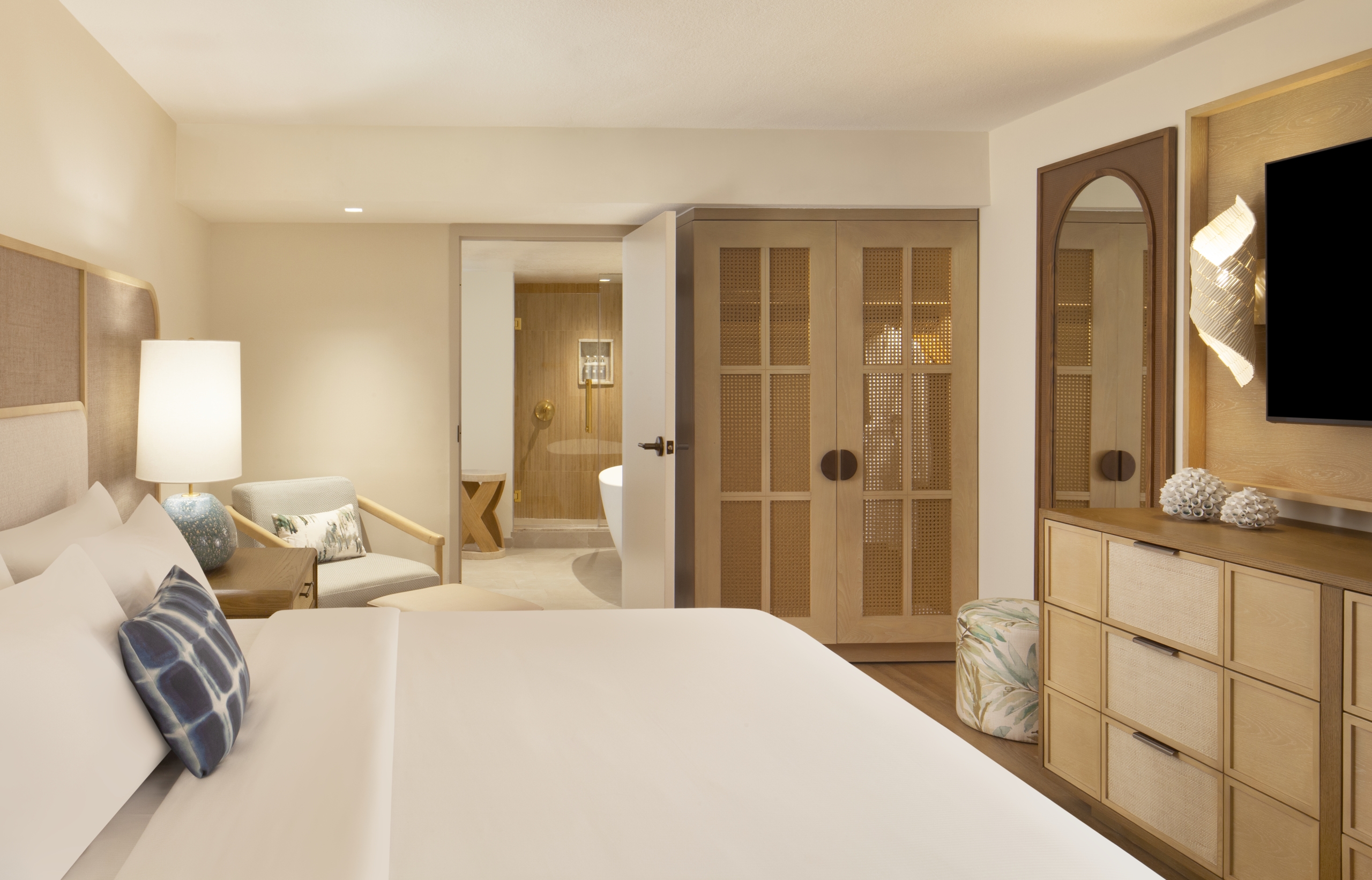 1 king bedroom with closet space